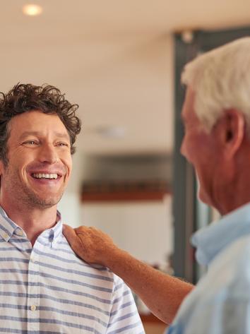 een volwassen man ontmoet zijn biologische vader