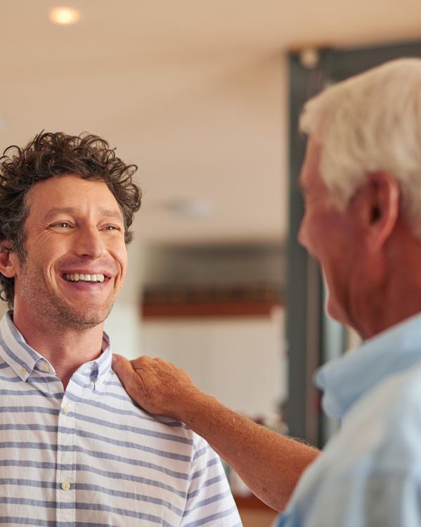 een volwassen man ontmoet zijn biologische vader