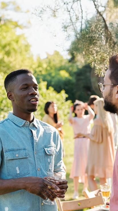 Twee mannen in gesprek in een tuin