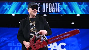 Musk met kettingzaag waarmee hij onnodige kosten gaat afzagen.