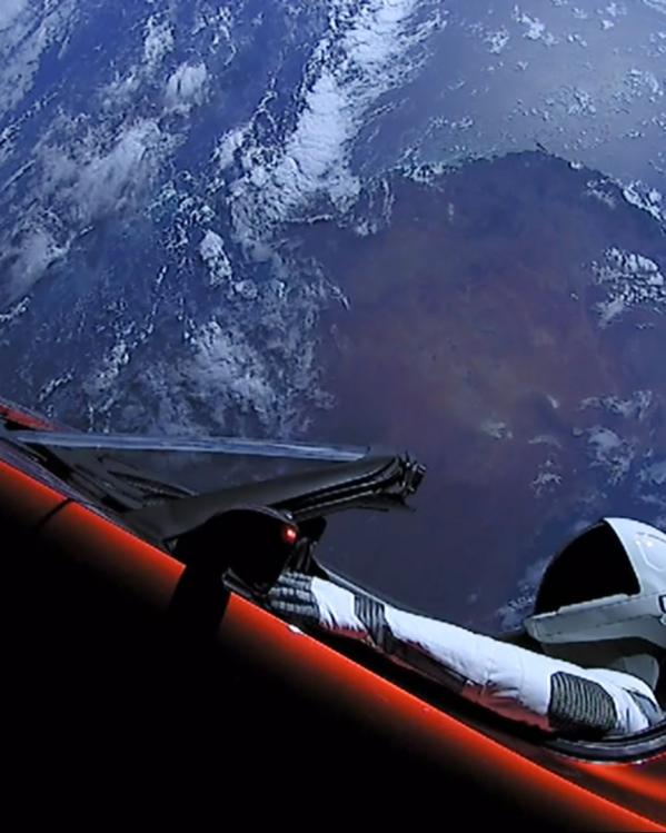 Een tesla auto in de ruimte geschoten door SpaceX