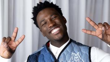 Claude poseert voor een foto.