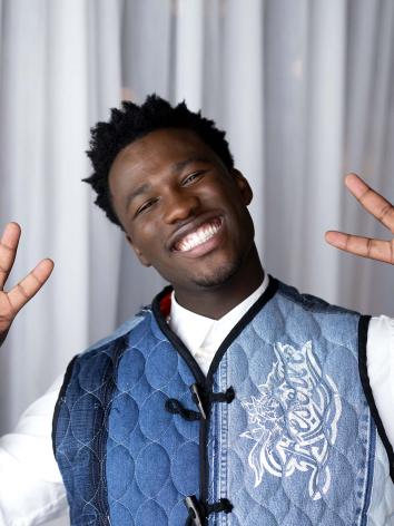 Claude poseert voor een foto.