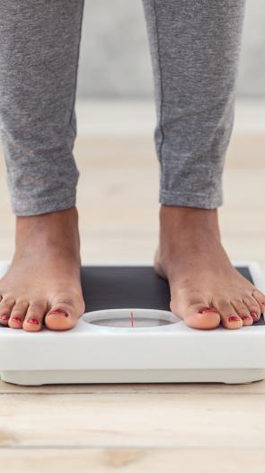 Voeten op een weegschaal