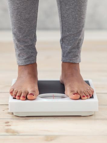 Voeten op een weegschaal