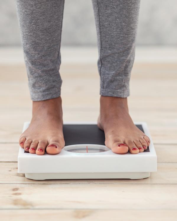 Voeten op een weegschaal