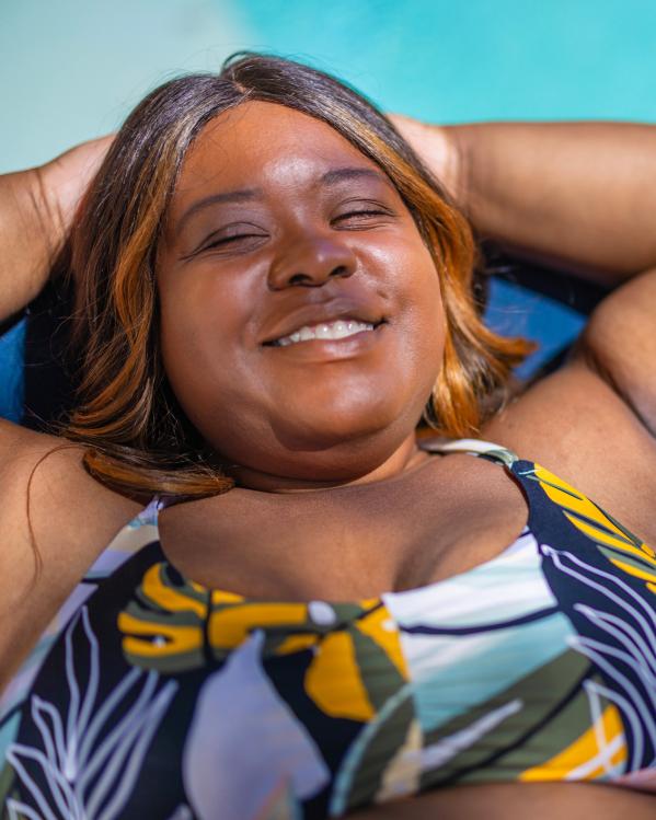 iemand geniet van de zon bij het zwembad