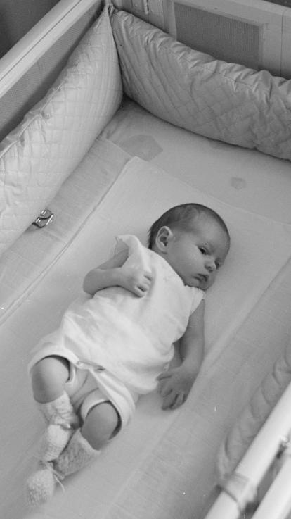 zwart-witfoto van een baby in de wieg