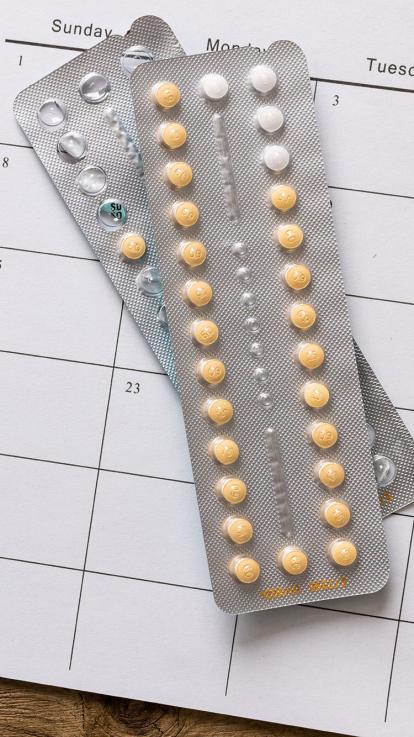 twee pillenstrips op een lege kalender