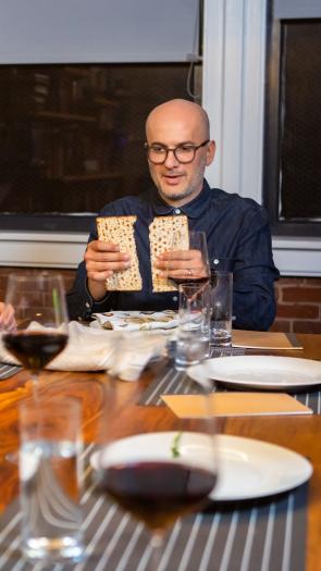 een familie viert Pesach