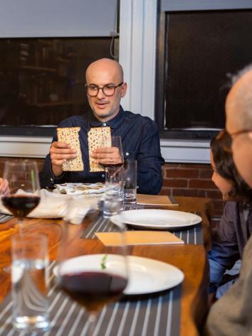 een familie viert Pesach