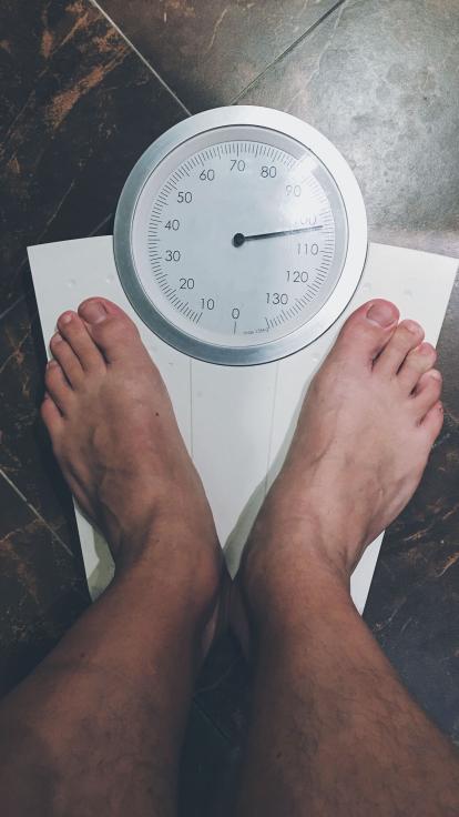 voeten op een weegschaal