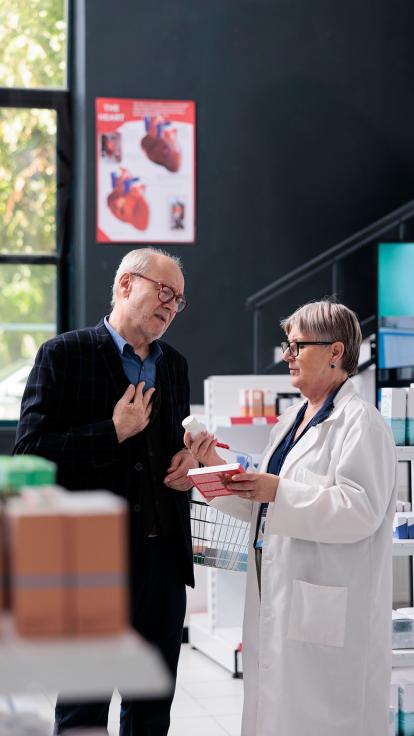 twee mensen in gesprek bij een apotheek