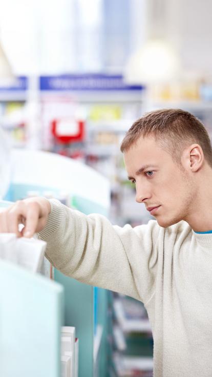 een man in een apotheek