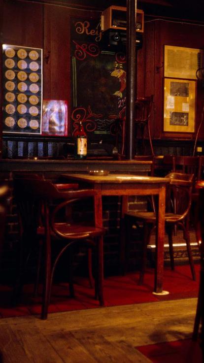 Een leeg bruin cafe