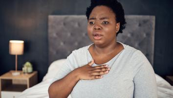 een vrouw met haar hand op de borst