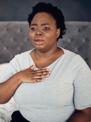 een vrouw met haar hand op de borst