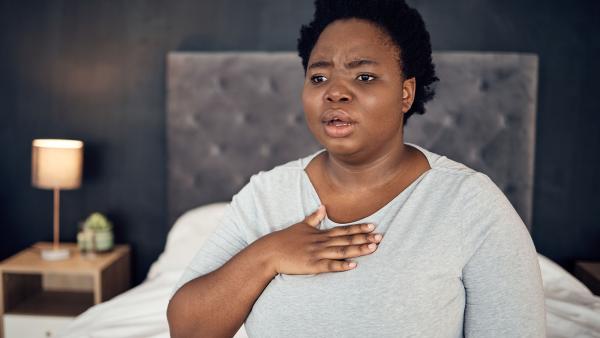 een vrouw met haar hand op de borst