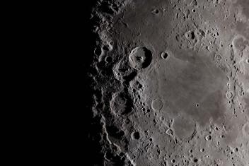 Foto van de oppervlakte van de maan.