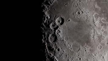 Foto van de oppervlakte van de maan.