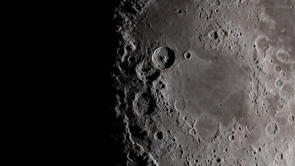 Foto van de oppervlakte van de maan.