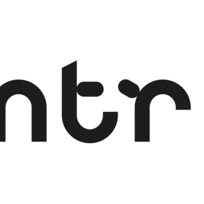 Zwarte letters NTR met een dubbele punt erachter. Dit is het beeldlogo van de NTR.