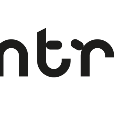 Zwarte letters NTR met een dubbele punt erachter. Dit is het beeldlogo van de NTR.