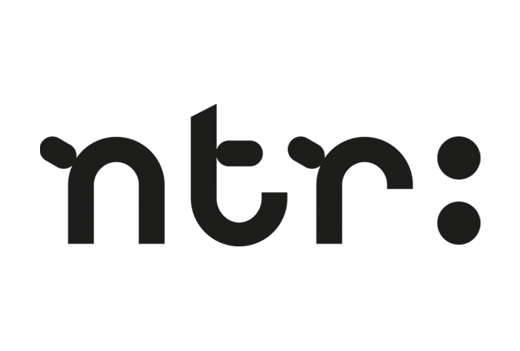Zwarte letters NTR met een dubbele punt erachter. Dit is het beeldlogo van de NTR.