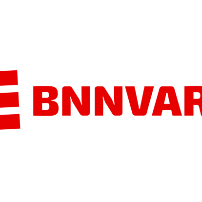 Drie rode strepen onder elkaar met daarnaast de tekst BNNVARA. Dit is het beeldlogo van BNNVARA.