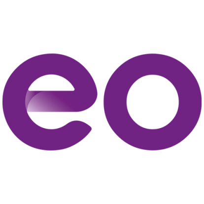 De paarse letters e en o naast elkaar. Dit is het beeldlogo van de EO.