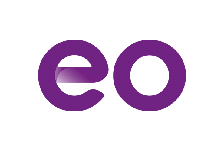 De paarse letters e en o naast elkaar. Dit is het beeldlogo van de EO. 
