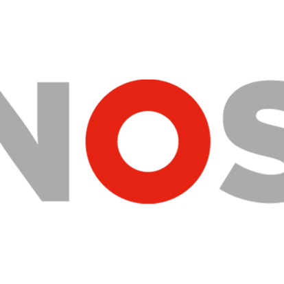 Het woord NOS. De N en de S zijn grijs en de O is rood. Dit is het logo van de NOS.