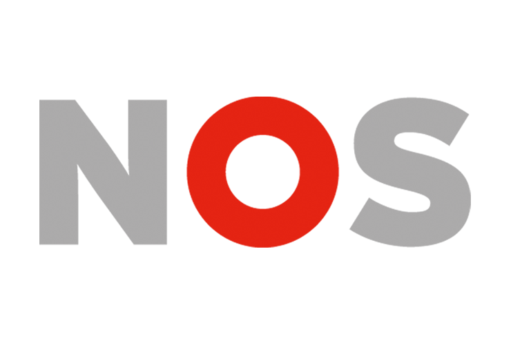 Het woord NOS. De N en de S zijn grijs en de O is rood. Dit is het logo van de NOS. 