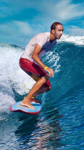 een surfende man op de golven