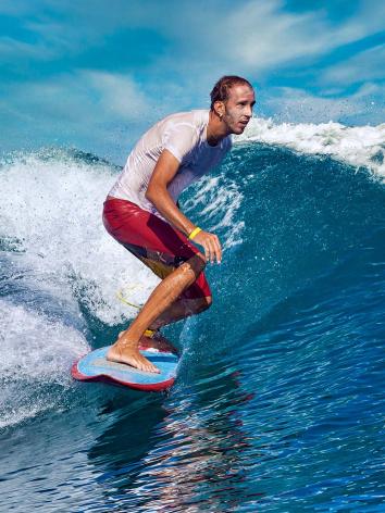 een surfende man op de golven