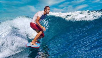 een surfende man op de golven