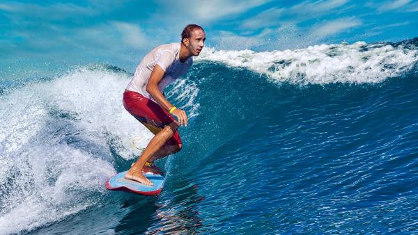 een surfende man op de golven