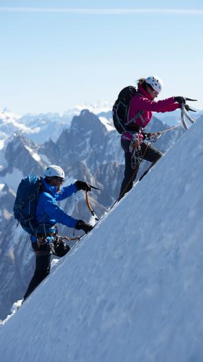 bergbeklimmers op de besneeuwde Alpen