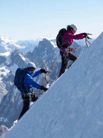 bergbeklimmers op de besneeuwde Alpen