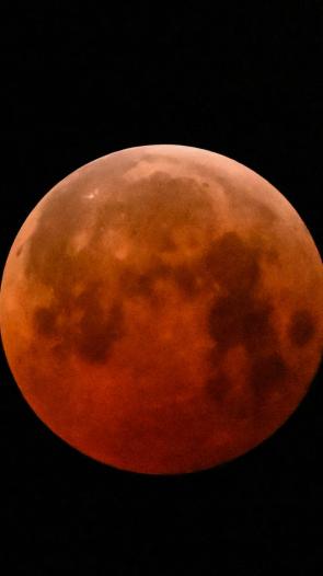 een rode maan tijdens een maansverduistering