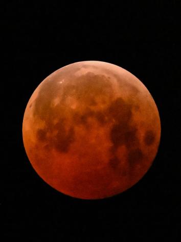 een rode maan tijdens een maansverduistering