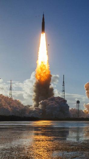 Een raket stijgt met veel geweld op.