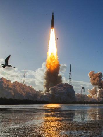 Een raket stijgt met veel geweld op.