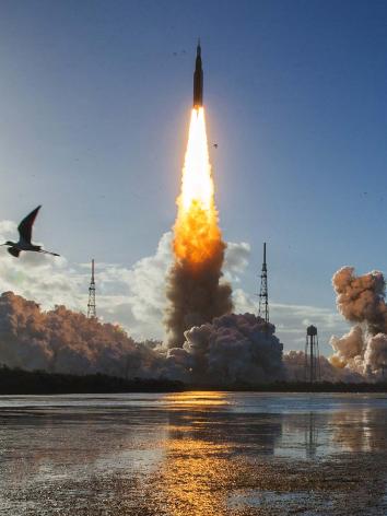 Een raket stijgt met veel geweld op.