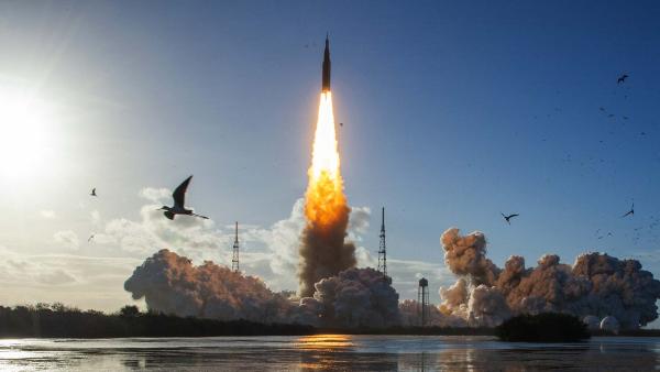 Een raket stijgt met veel geweld op.