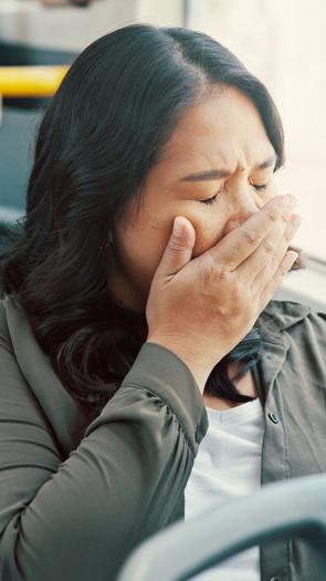een vrouw wordt misselijk in de bus