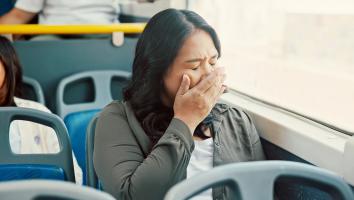 een vrouw wordt misselijk in de bus