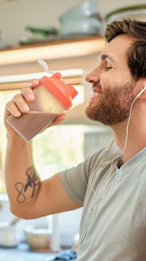 Man drinkt een proteineshake.