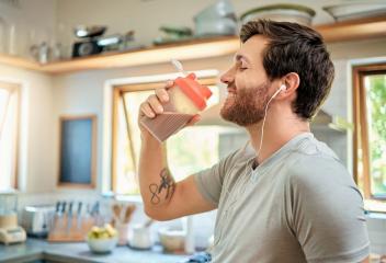 Man drinkt een proteineshake.