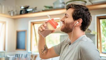 Man drinkt een proteineshake.